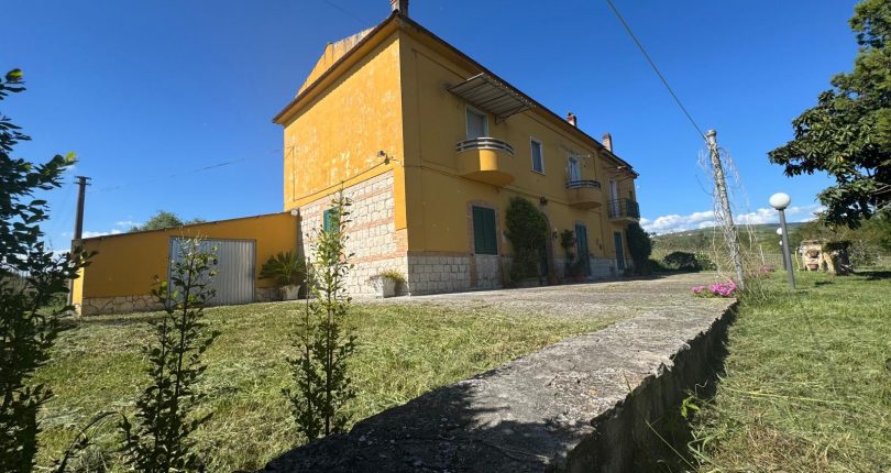 Villa bifamiliare con terreno